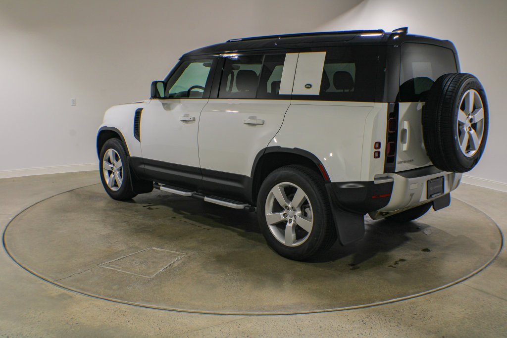 Used 2023  Land Rover S image 4
