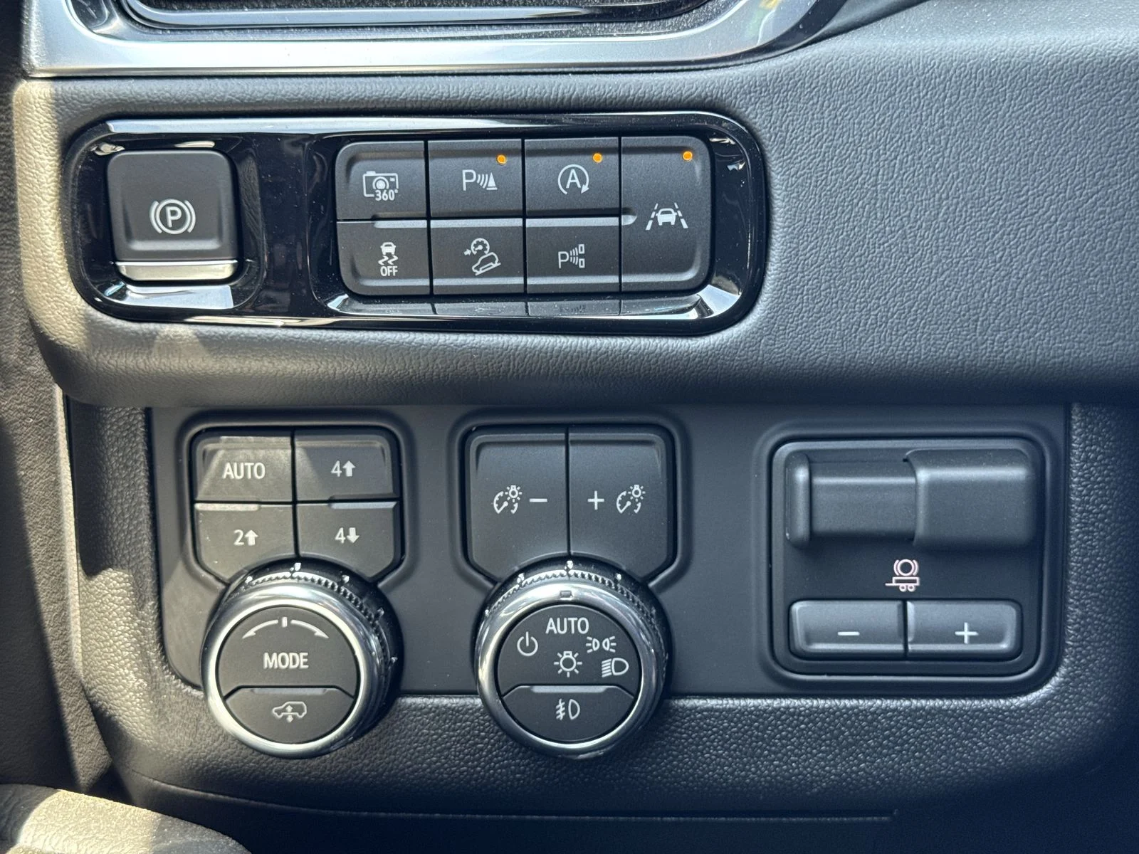 2026 GMC Yukon XL Denali - Photo 25