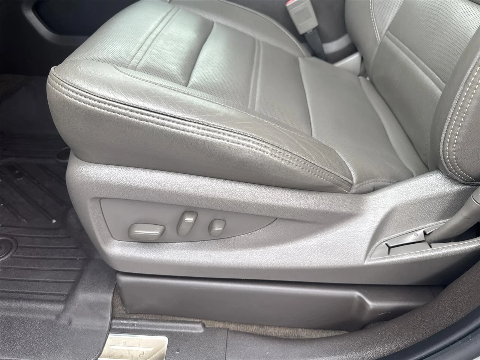 Used 2019 PEPPERDUST METALLIC GMC Denali image 12