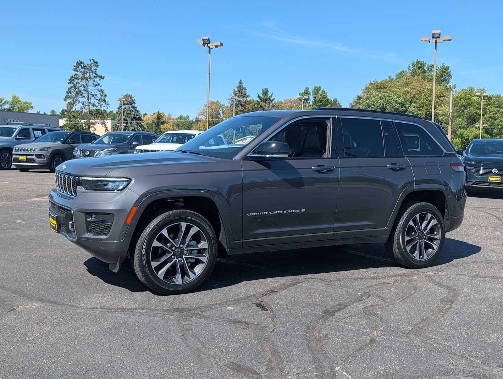 New 2025 Baltic Gray Metallic Clear-Coat Exterior Paint Jeep Overland image 3