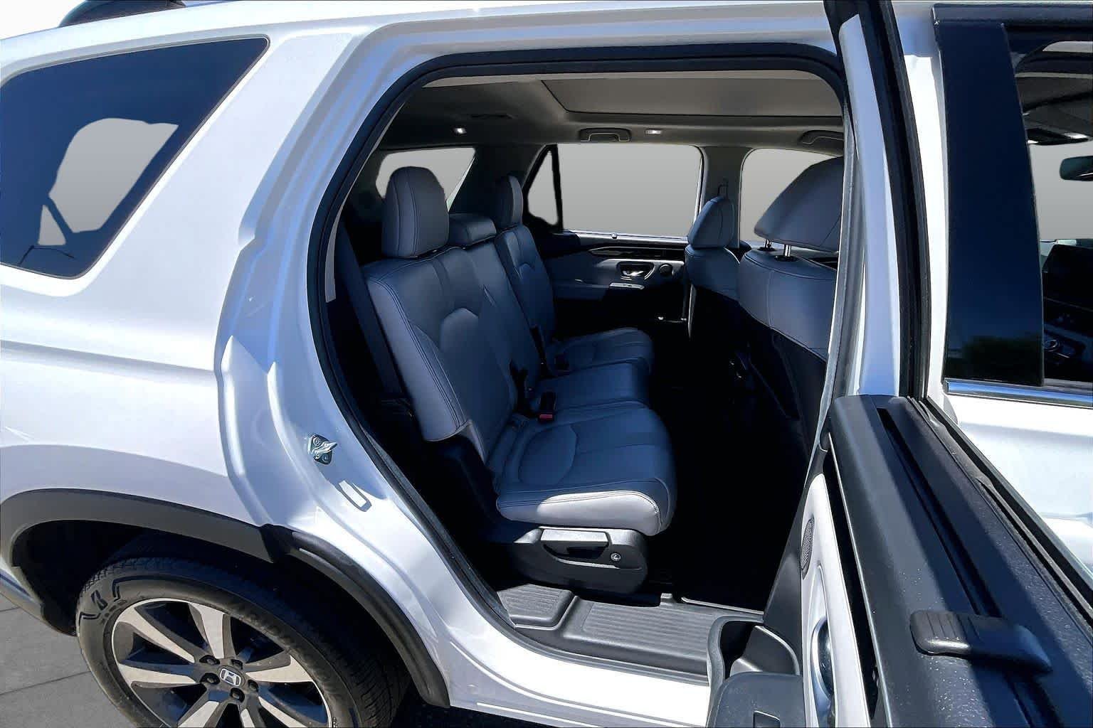 Used 2025 Platinum White Pearl Honda Touring image 19