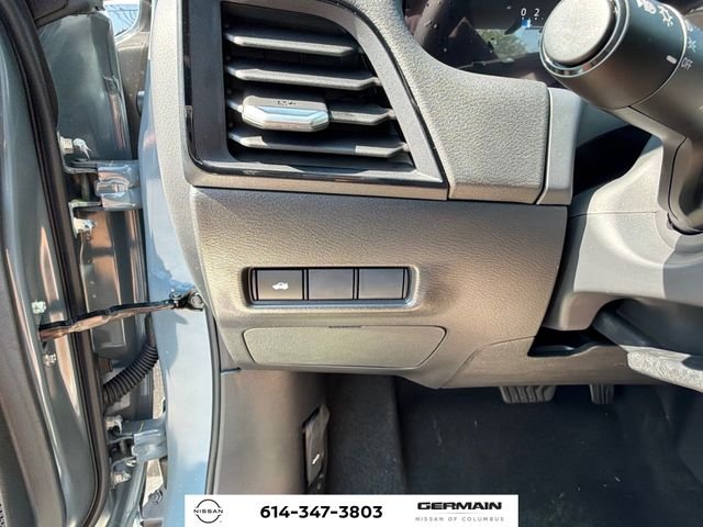 New 2026 Atlantic Gray Metallic / Super Black Two-tone Nissan SR image 19