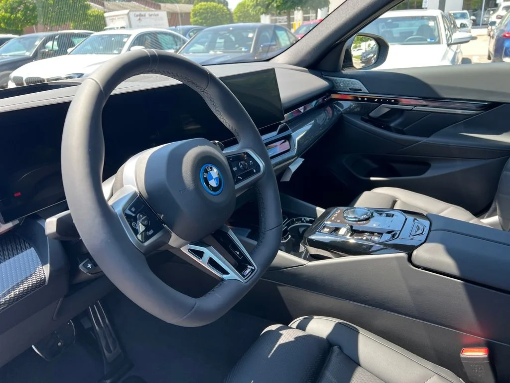 New 2027 Black BMW 550e xDrive image 4