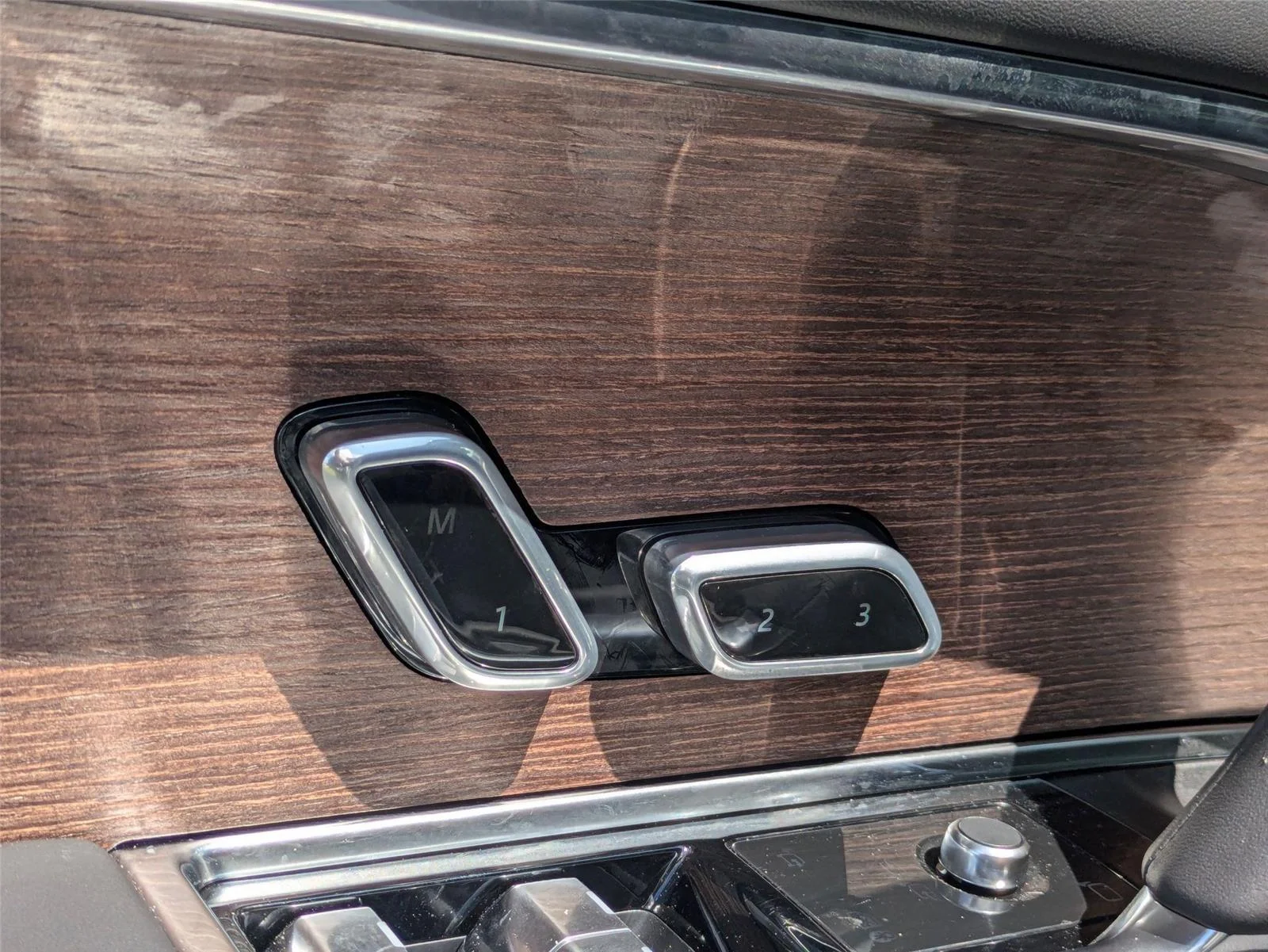 Used 2025  Land Rover SE image 15