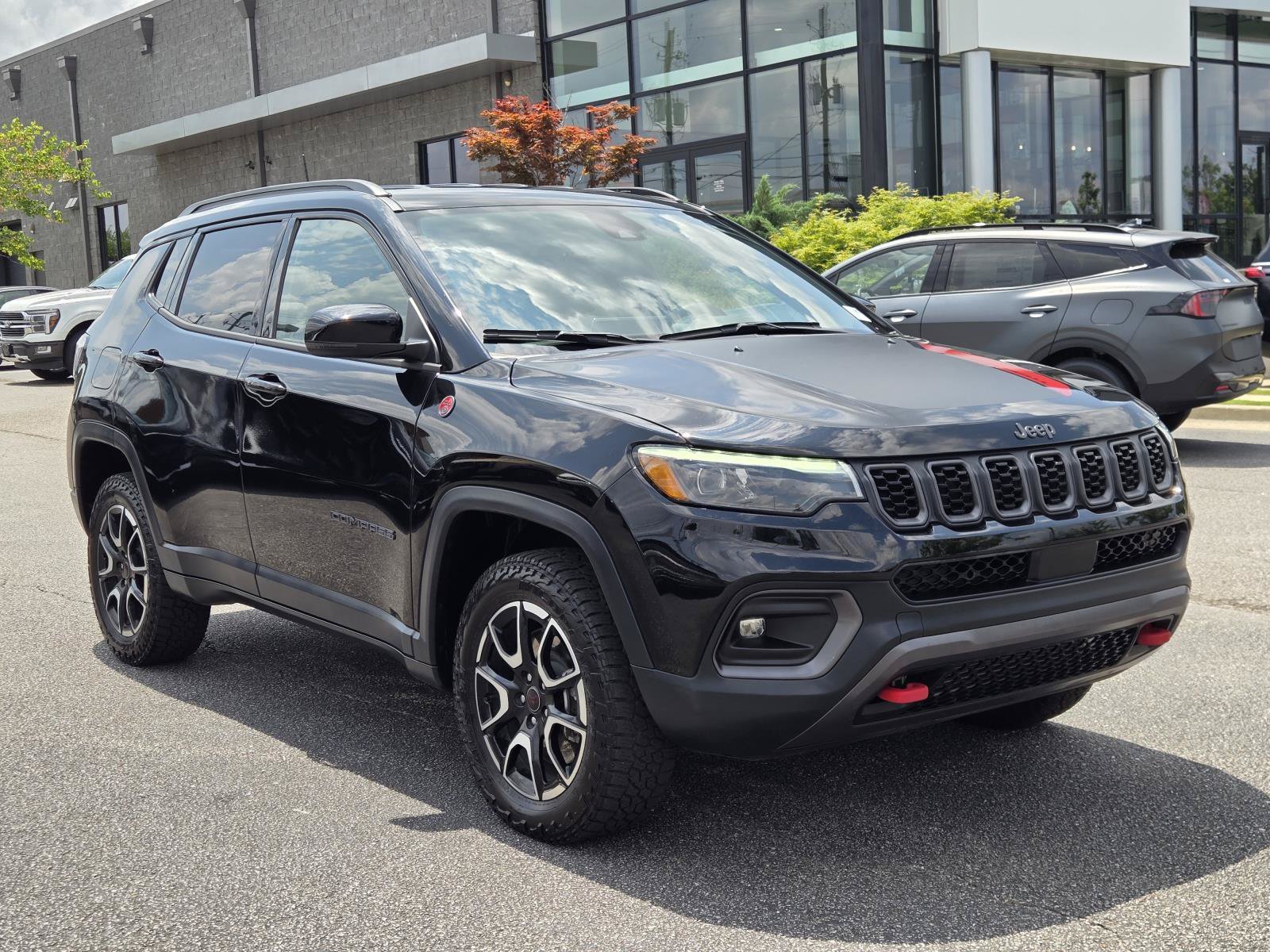 Used 2025 Diamond Black Crystal Pearlcoat Jeep Trailhawk image 2