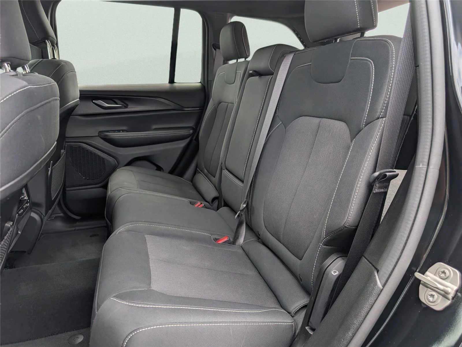 Used 2024 Diamond Black Crystal Pearlcoat Jeep Laredo image 31