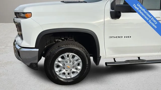 Used 2025 White Chevrolet LT image 36