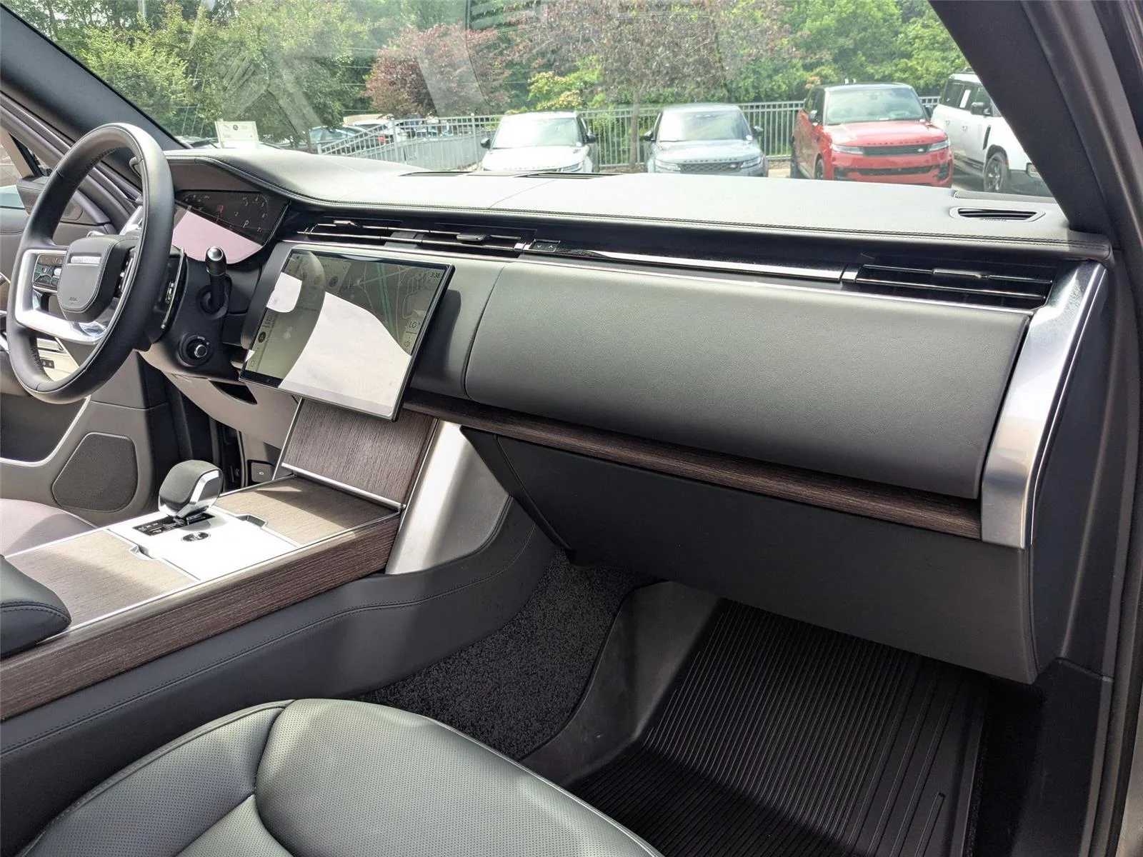 Used 2025 Carpathian Grey Premium Metallic Land Rover SE image 36