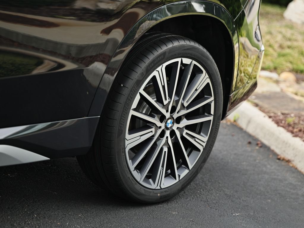 New 2026 Black Sapphire Metallic BMW xDrive28i image 9