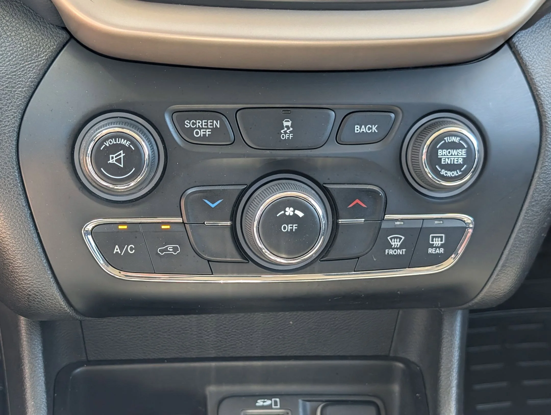 Used 2017 Granite Crystal Metallic Clearcoat Jeep Latitude image 20