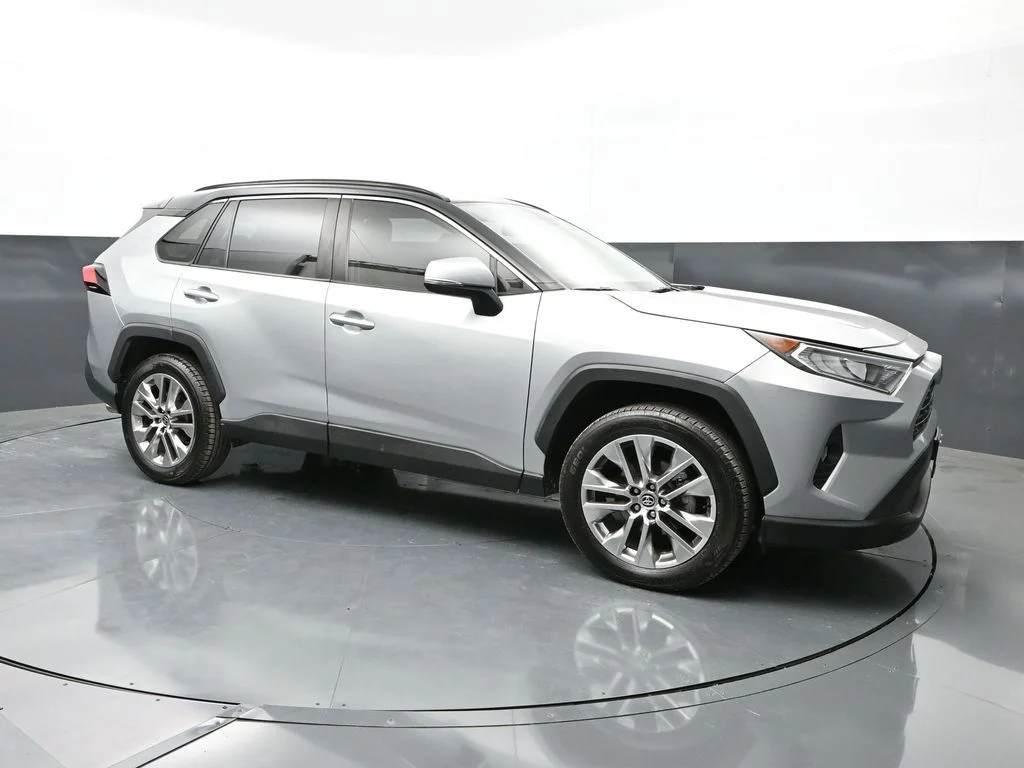 Used 2020 Silver Toyota XLE Premium image 1