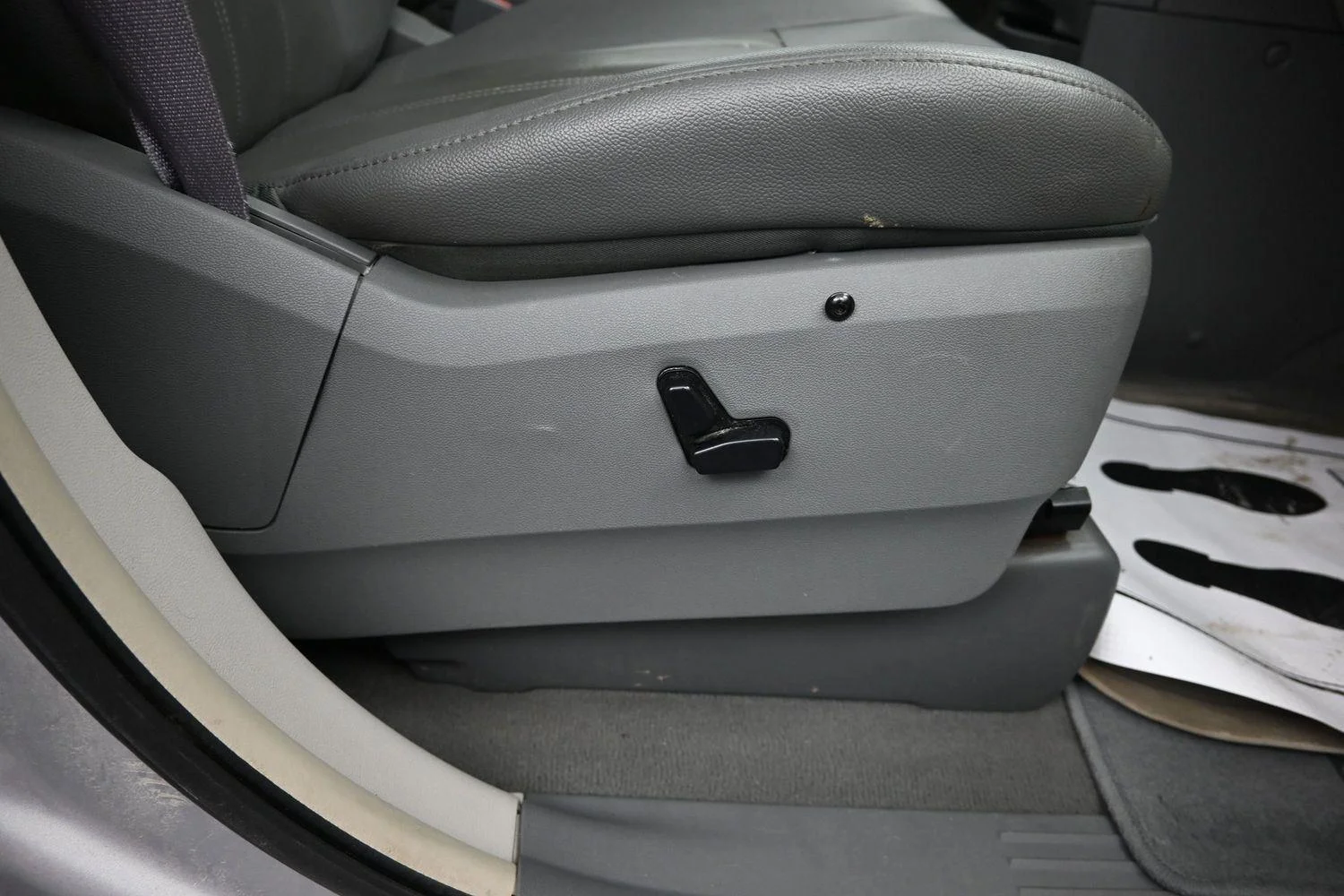 Used 2009 Bright Silver Metallic Chrysler Touring image 7