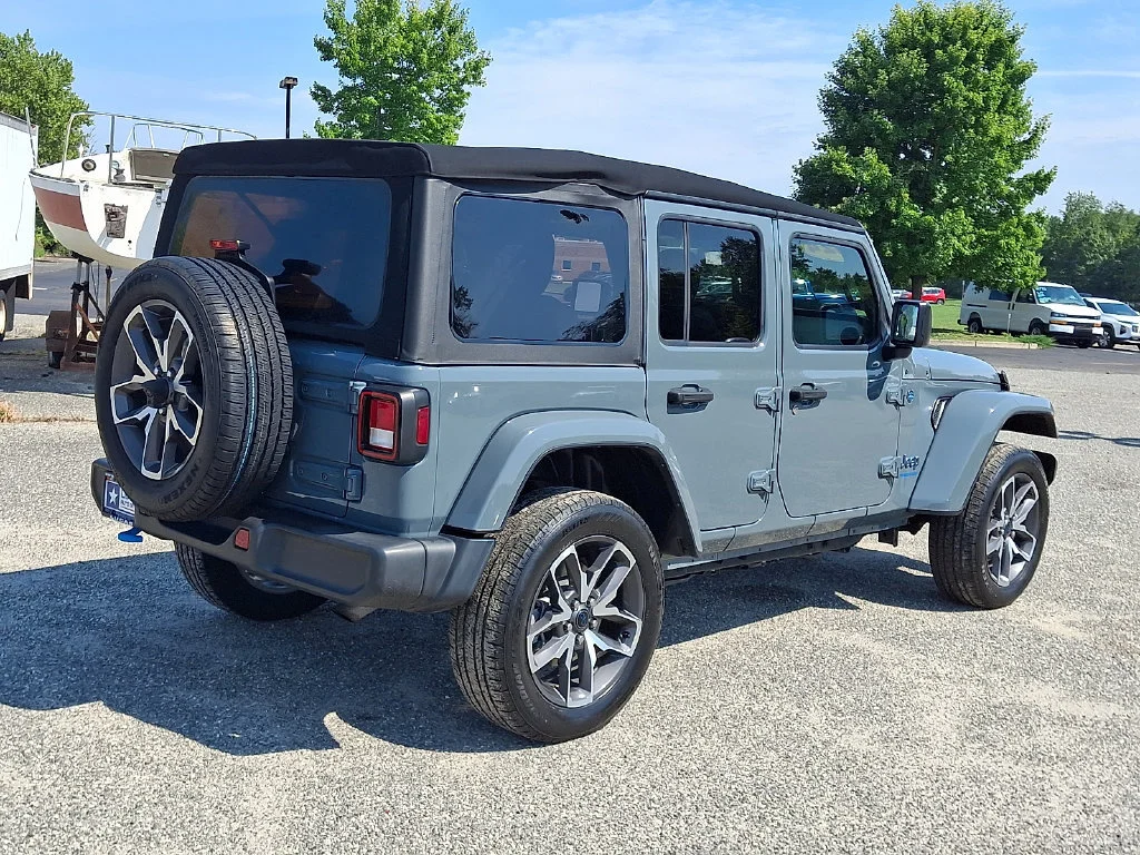 Used 2024 Anvil Clear Coat Jeep Sport S image 12