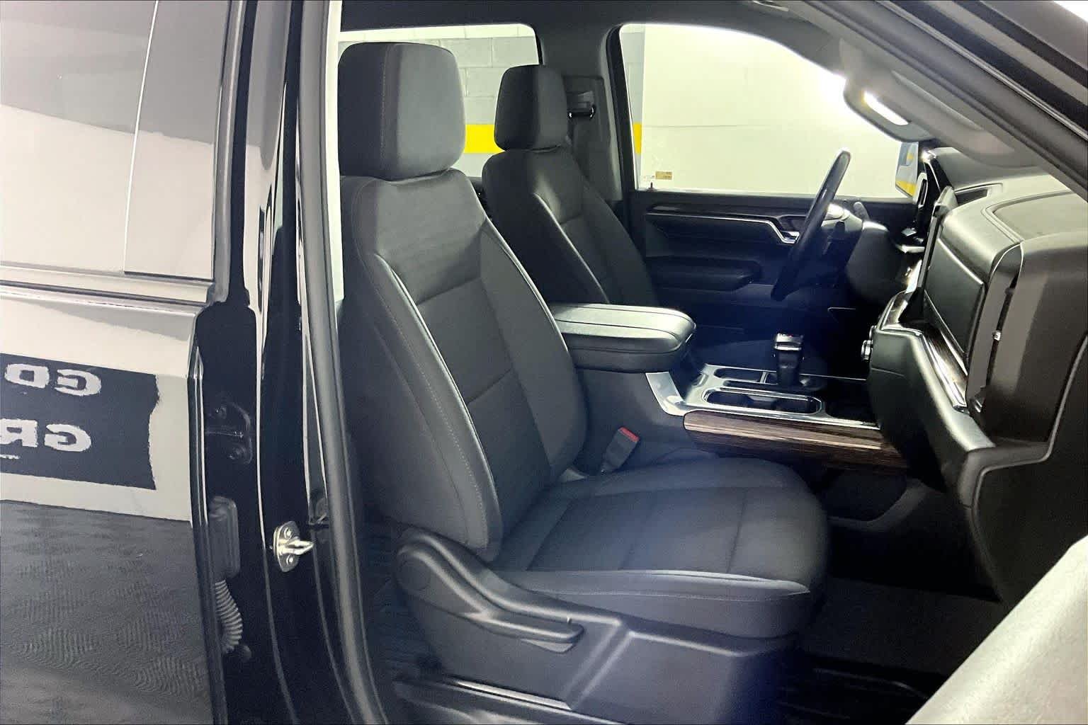 Used 2024 Onyx Black GMC Elevation image 9