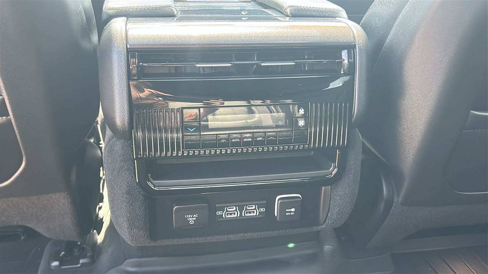 Used 2024 Gray Jeep Base image 16