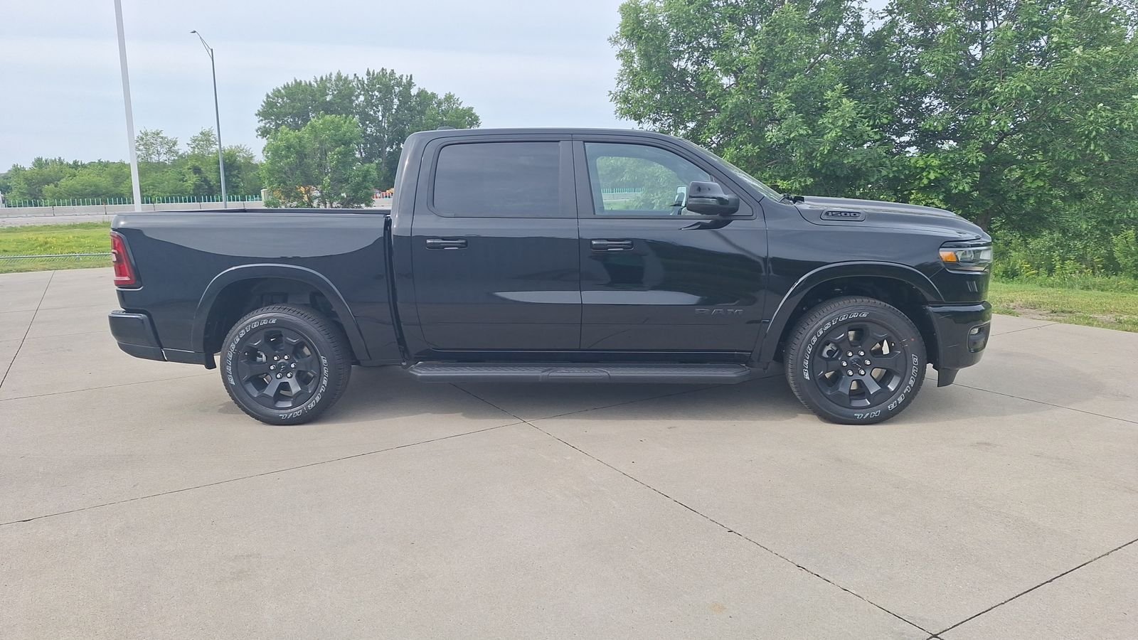 New 2026 Diamond Black Crystal Pearl-Coat Exterior Paint RAM Big Horn/Lone Star image 2