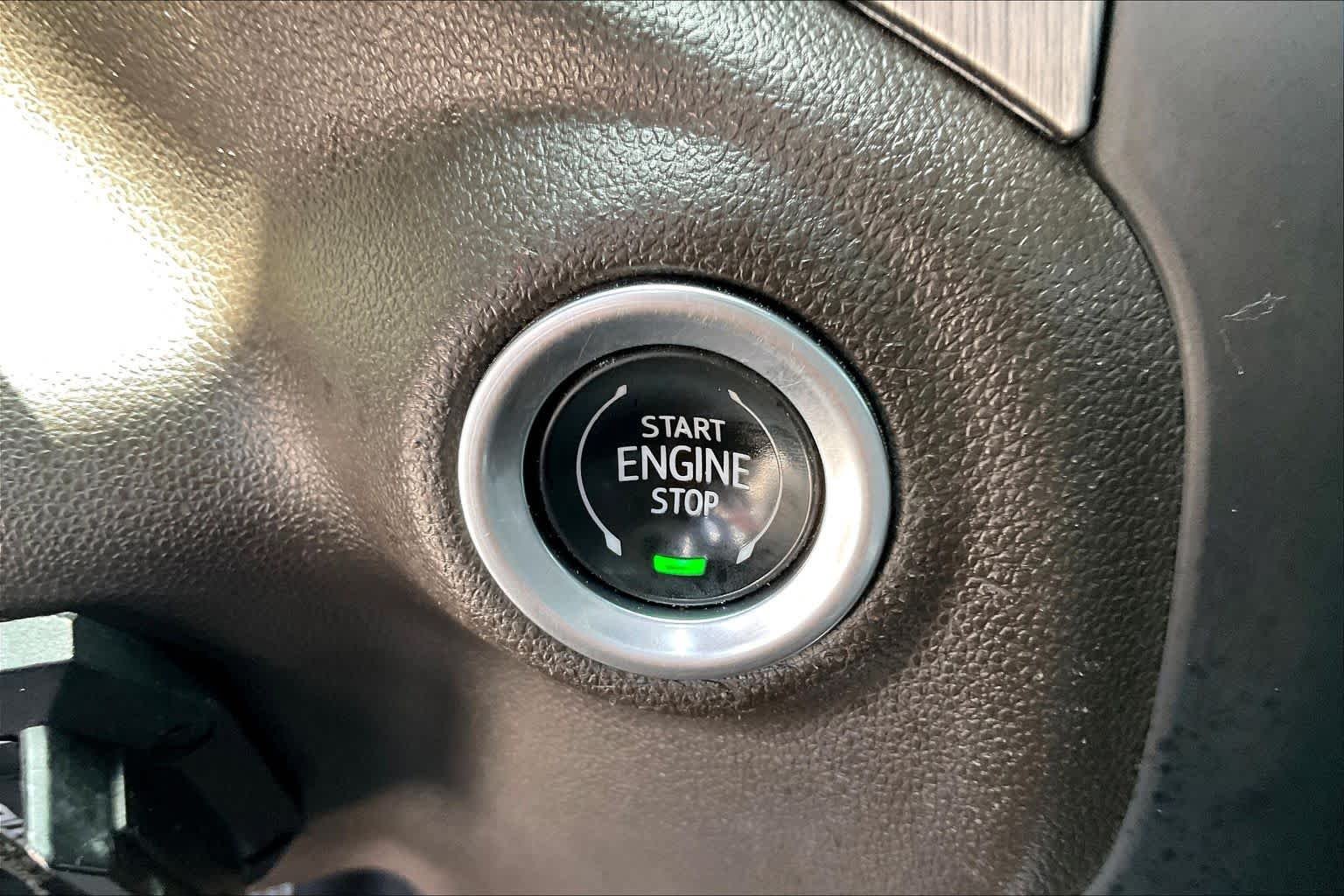 Used 2022 White Frost Tricoat GMC Denali image 32