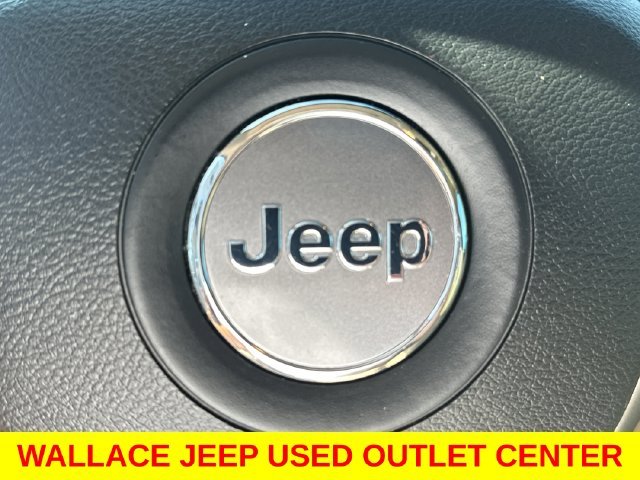 Used 2020  Jeep Limited image 24