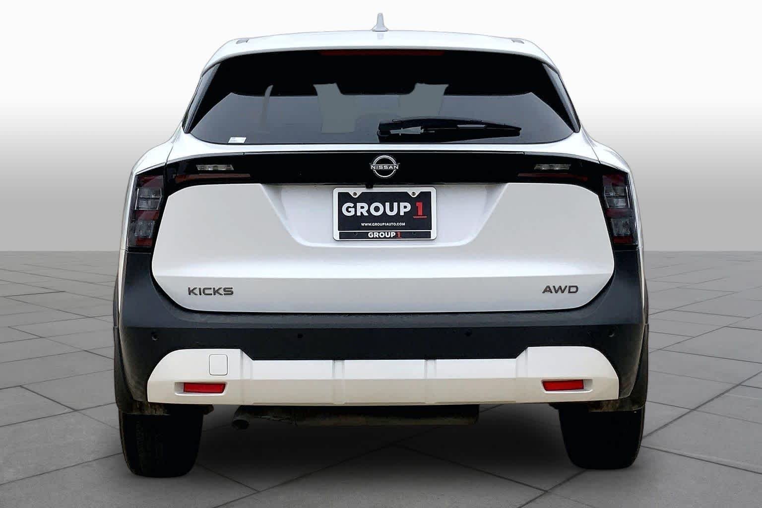 Used 2025 Aspen White Tricoat Nissan SV image 9