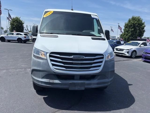Used 2019 White Freightliner Standard Roof I4 image 5