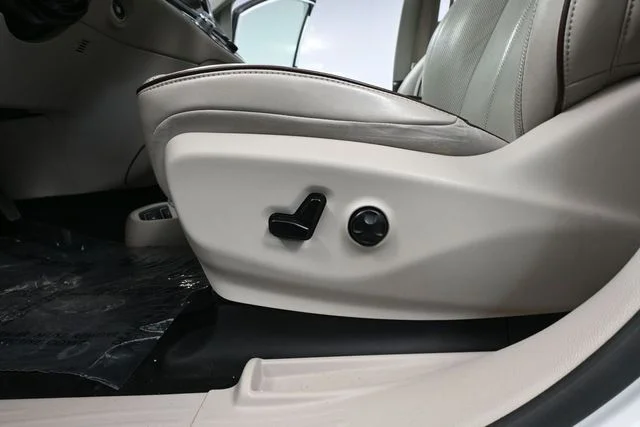 Used 2020 White Chrysler Limited image 20
