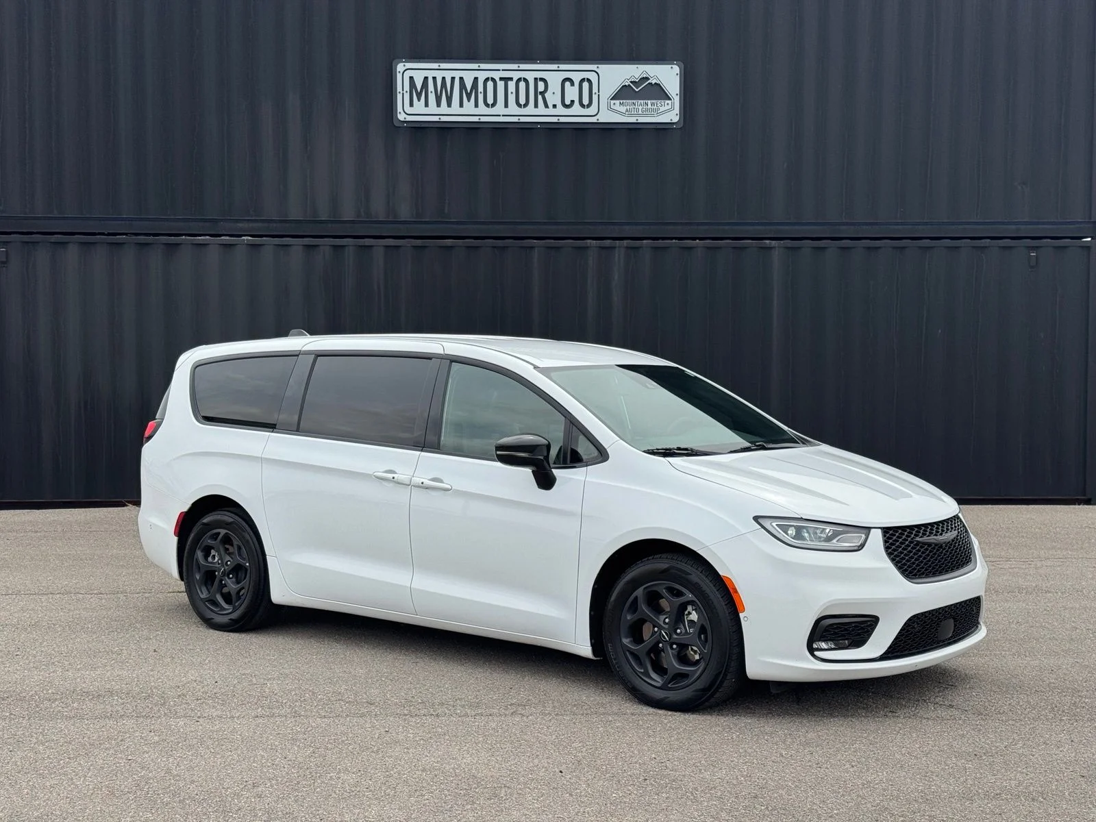 Used 2024 White Chrysler Select S Appearance image 1