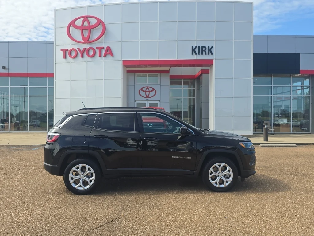 Used 2024 Diamond Black Crystal Pearlcoat Jeep Latitude image 1
