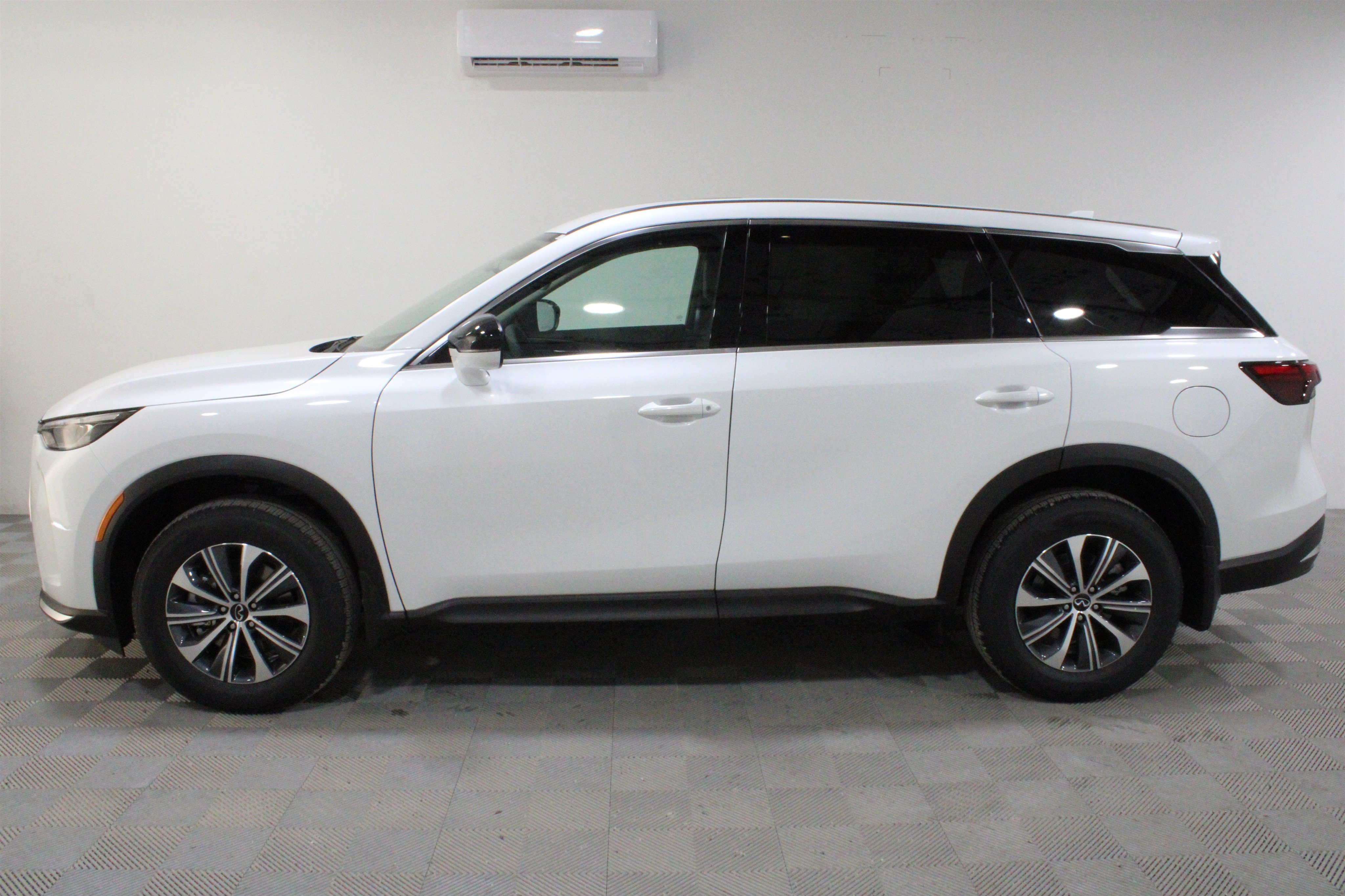 Used 2026 Radiant White INFINITI PURE image 33