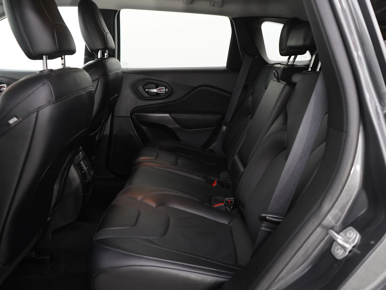 Used 2022 Granite Crystal Metallic Clearcoat Jeep Latitude Lux image 15