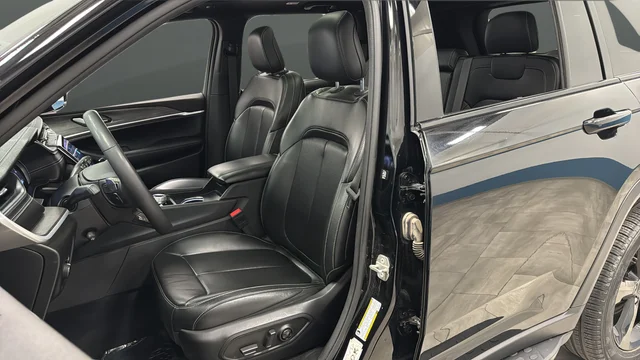 Used 2024 Diamond Black Crystal Pearlcoat Jeep Limited image 9