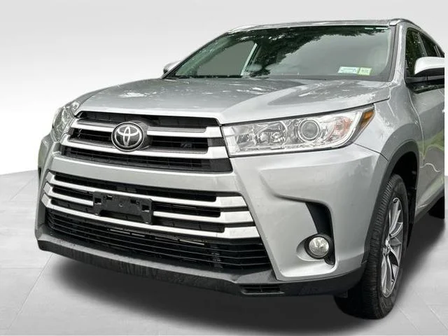 Used 2019 Silver Toyota XLE image 9