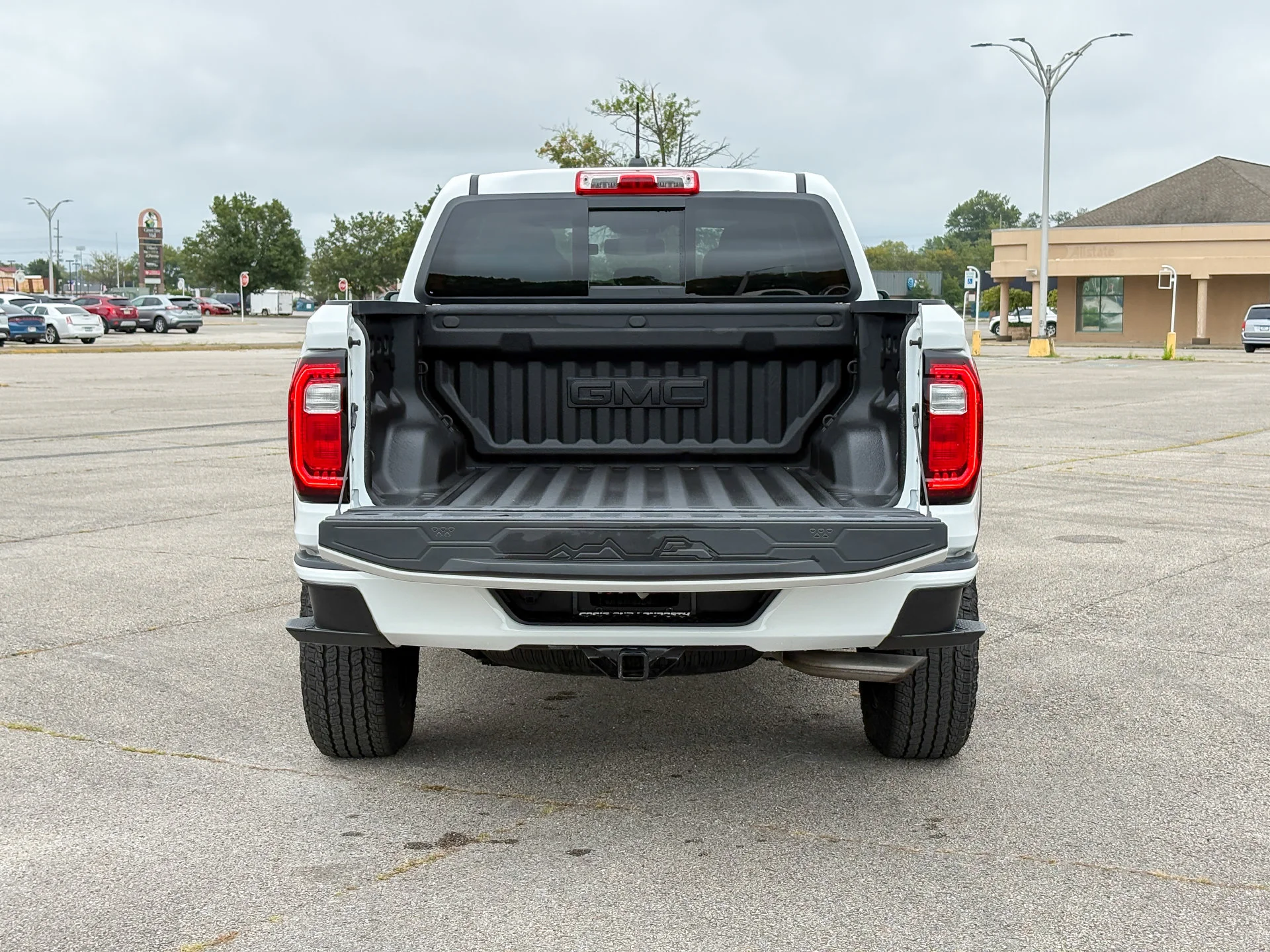 Used 2023 White GMC Elevation image 29