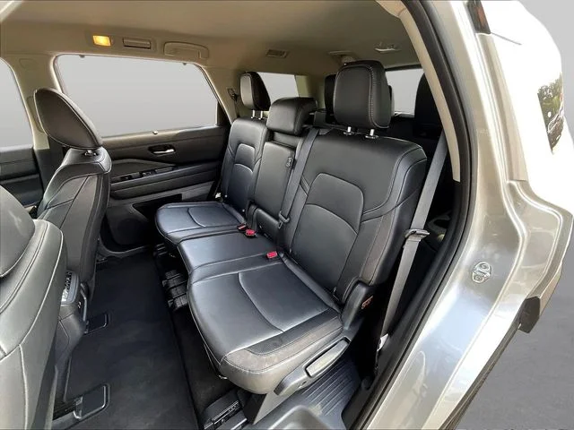 Used 2025 Silver Nissan SL image 24