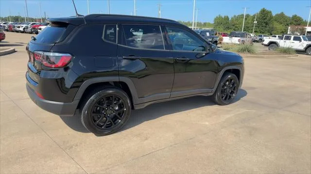 New 2026 Diamond Black Crystal Pearl-Coat Exterior Paint Jeep Latitude image 8