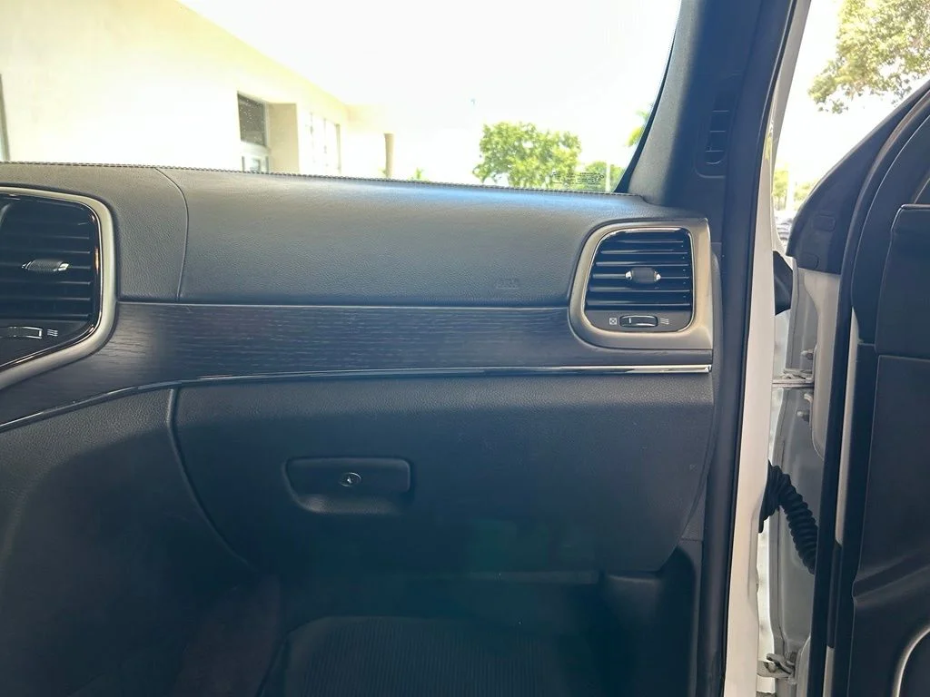 Used 2018 White Jeep Overland image 25