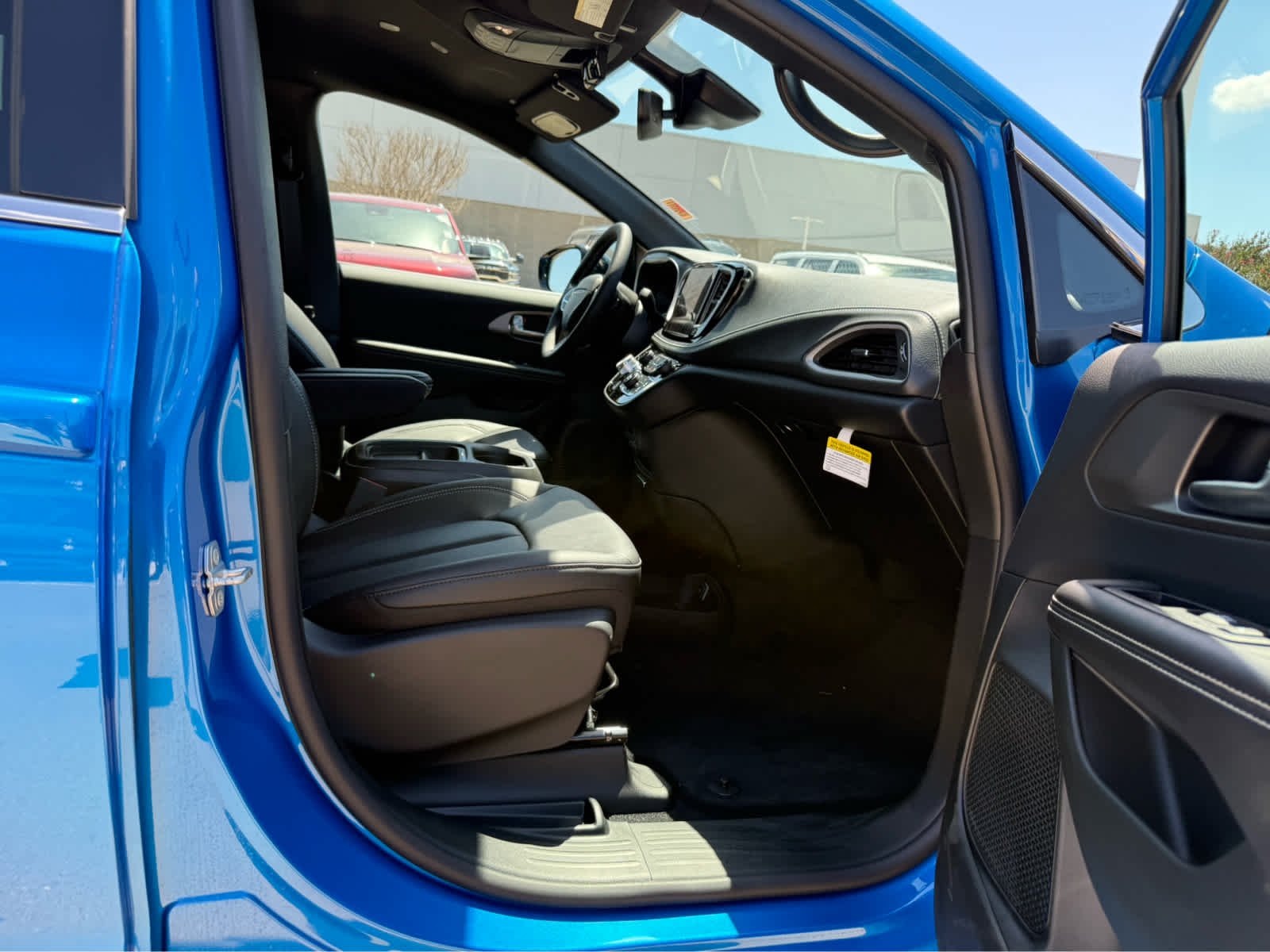 New 2027 Hydro Blue Pearl-Coat Exterior Paint Chrysler Select image 29