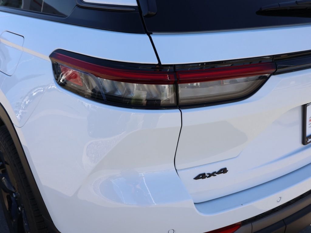 New 2026 Bright White Clear-Coat Exterior Paint Jeep Limited image 6