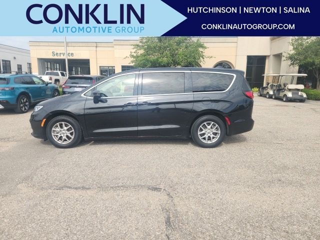 2023 Chrysler Pacifica Touring L's photo