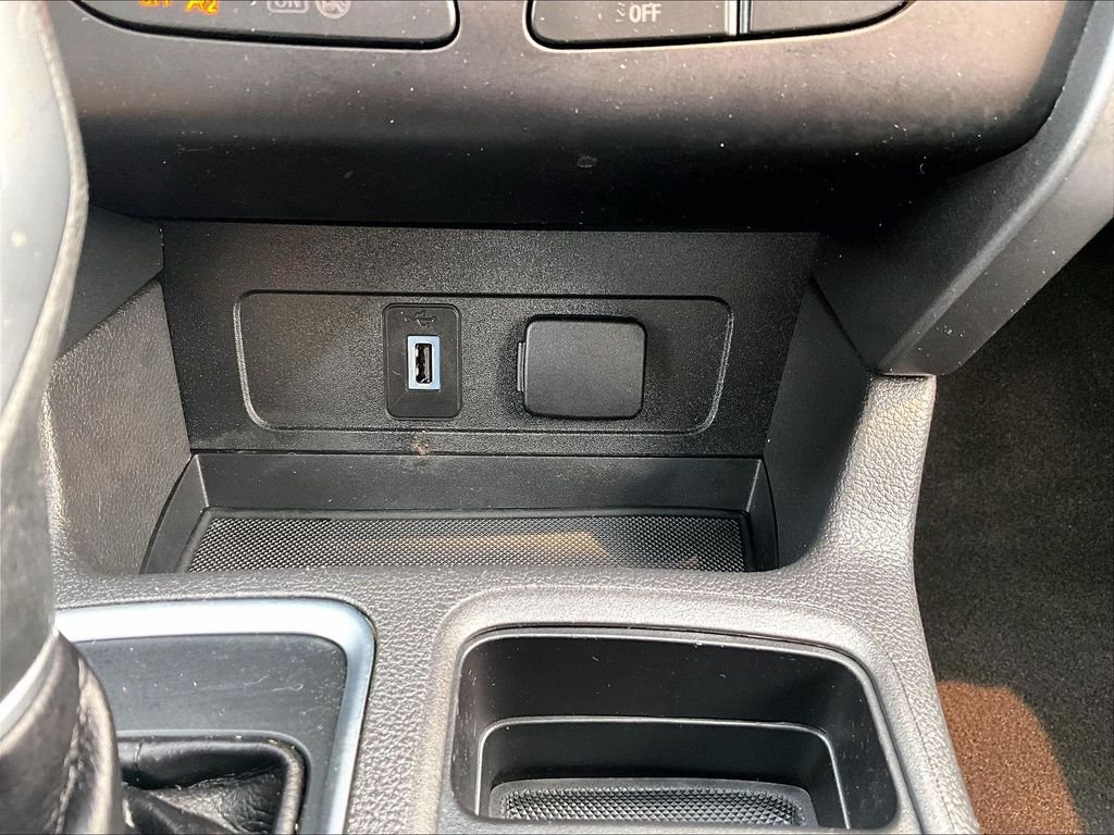 Used 2019 Black Ford SE image 27