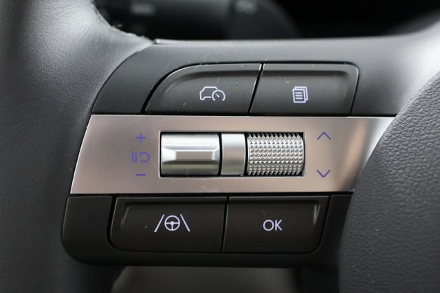 Used 2025 White Hyundai SEL image 11
