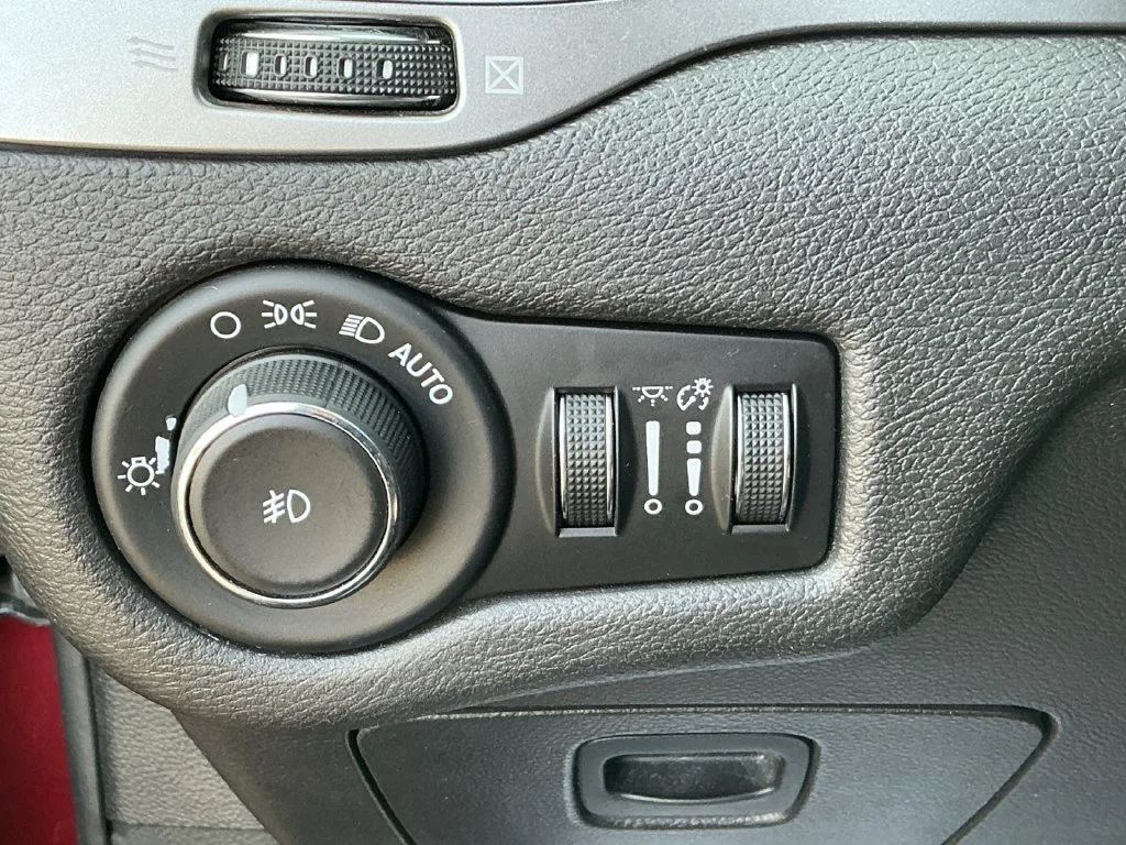 Used 2019 Red Jeep Latitude Plus image 25