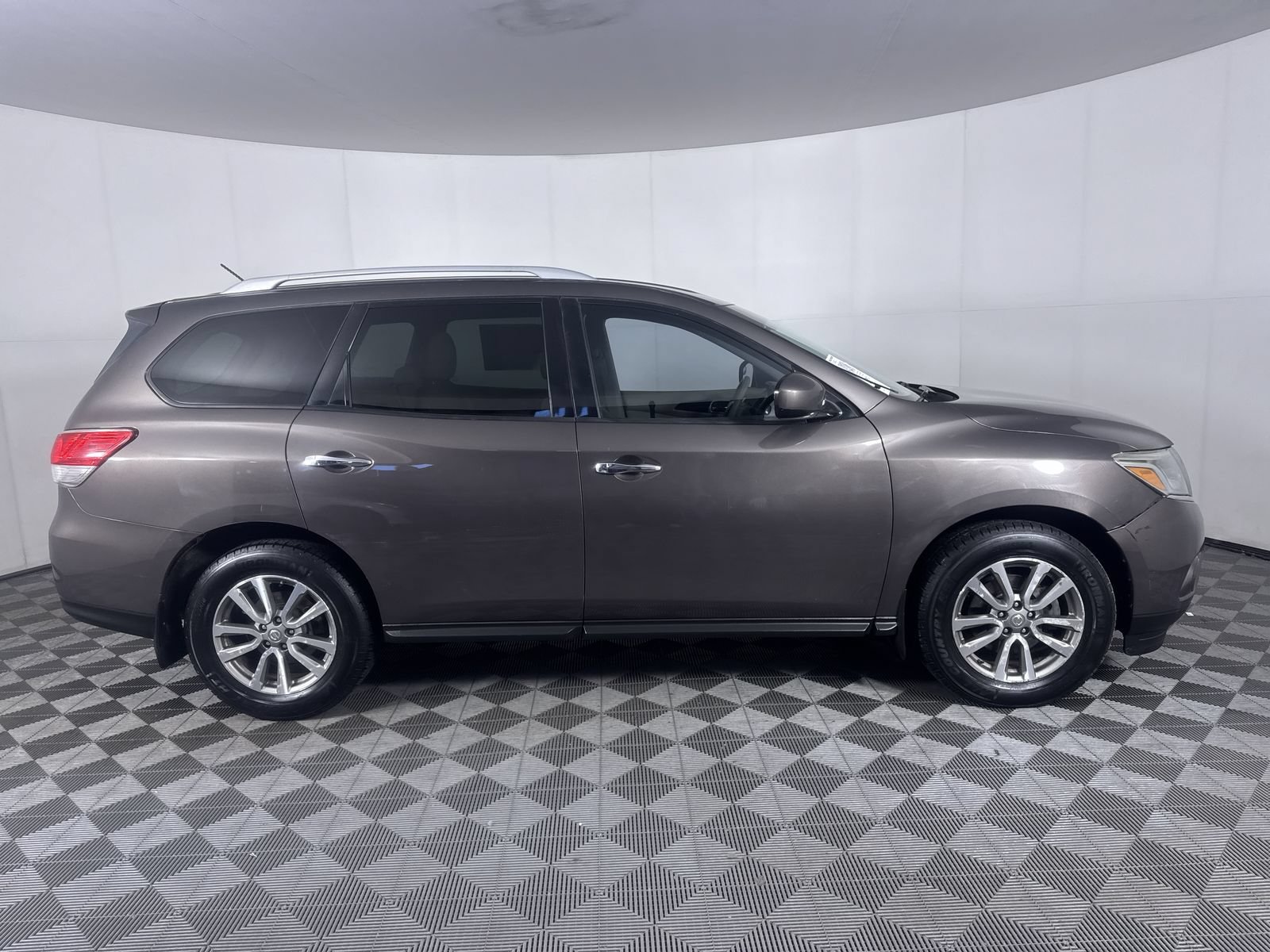 Used 2015 Java Metallic Nissan S image 10