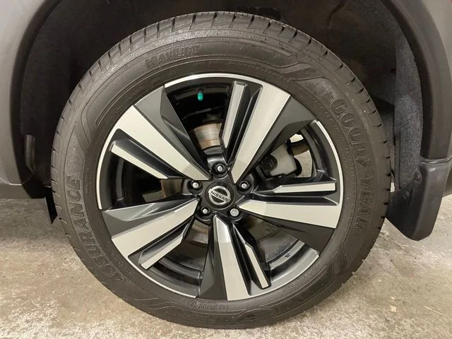 Used 2021 Orange Nissan Platinum image 10