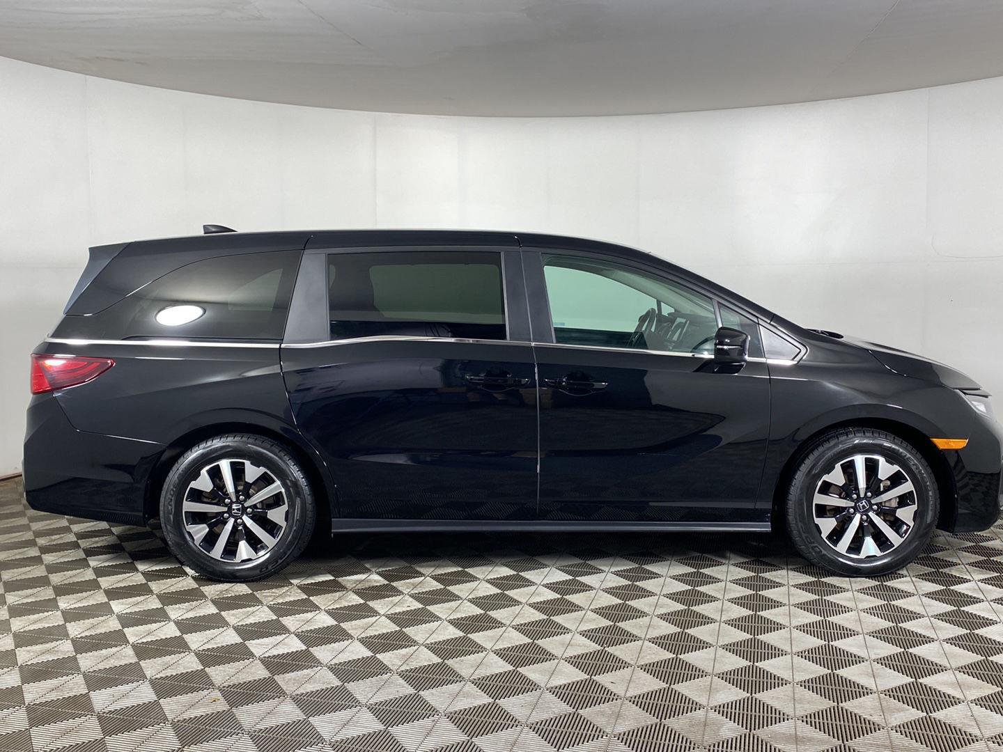 Used 2025  Honda EX-L image 8