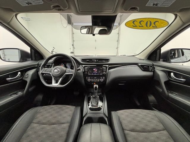 Used 2022 Gun Metallic Nissan SV image 3