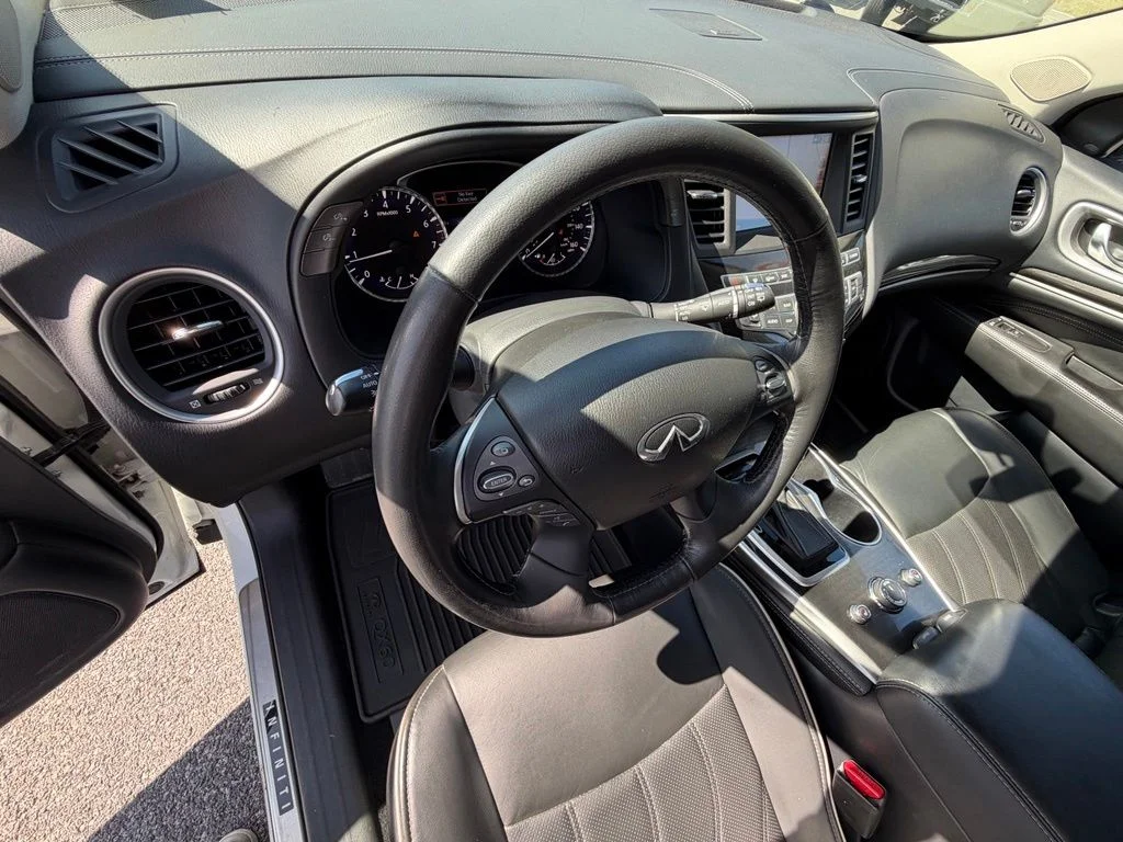 Used 2019 White INFINITI LUXE image 12
