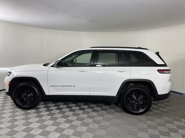 Used 2025 White Jeep Altitude X image 5