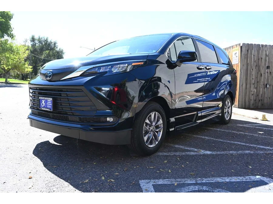 2025 Toyota Sienna XLE - Photo 10