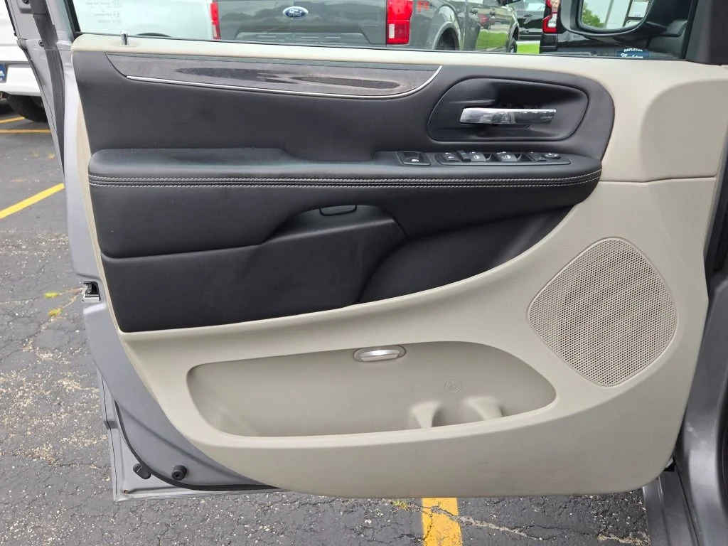 Used 2013 Silver Chrysler Touring-L image 21