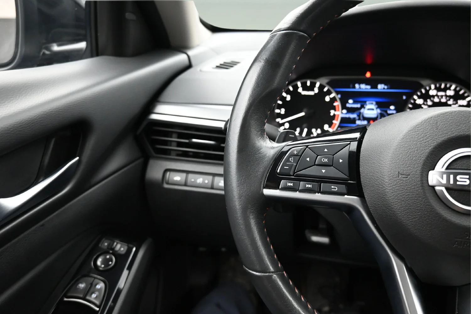 Used 2025 Black Nissan 2.5 SR image 17